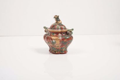 null Brûle-parfum couvert en porcelaine kutani

Japon, fin XIXème/début XXème siècle



Marque...
