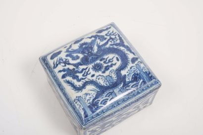 null Boite en porcelaine bleu blanc à décor de dragons



Chine XXème siècle



Marque...