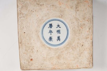 null Boite en porcelaine bleu blanc à décor de dragons



Chine XXème siècle



Marque...