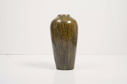 null Vase en céramique à glaçure verte et ocre?Chine ?

Col coupé

H : 26 cm.