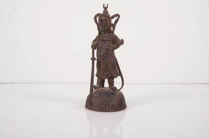 null Statuette de Roi gardien en bronze sur une base en demi cercle tenant une épée?Chine...