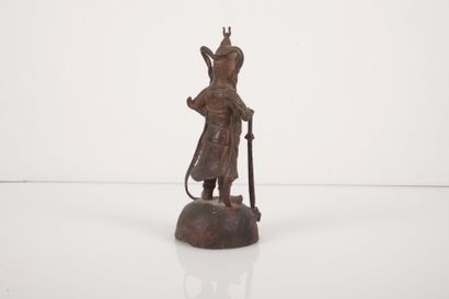 null Statuette de Roi gardien en bronze sur une base en demi cercle tenant une épée?Chine...