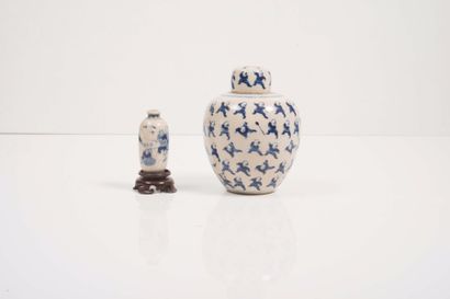 null Ensemble d’un vase couvert et d’une tabatière en porcelaine bleu blanc



Chine...