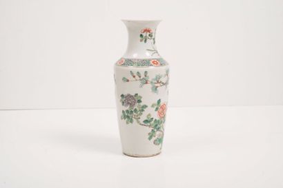 null 

Petit vase en porcelaine de type famille verte



Chine, XXe siècle



percé...