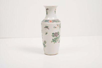 null 

Petit vase en porcelaine de type famille verte



Chine, XXe siècle



percé...