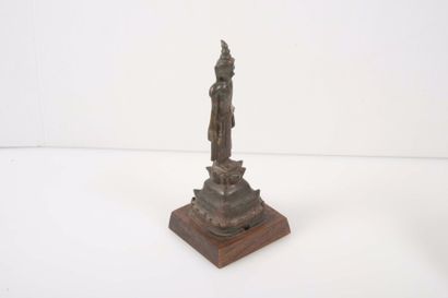 null Statuette de Bouddha debout en bronze, sur une base en forme de lotus



Thaïlande,...