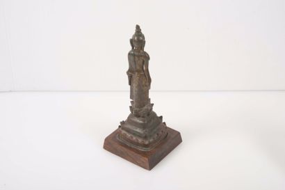 null Statuette de Bouddha debout en bronze, sur une base en forme de lotus



Thaïlande,...