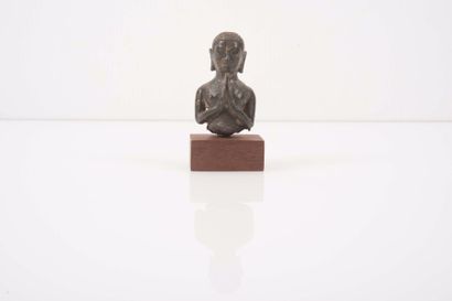 null Buste d’un petit bouddha en bronze



Asie du Sud-est 



H : 6,5 cm.