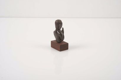 null Buste d’un petit bouddha en bronze



Asie du Sud-est 



H : 6,5 cm.