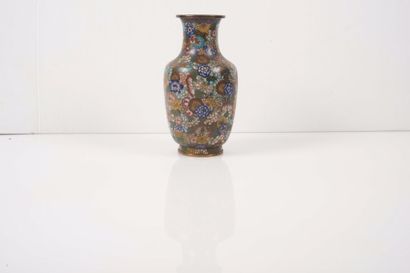 null Vase en émaux cloisonnés



Chine, XXème siècle 



H : 26 cm.