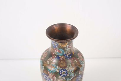 null Vase en émaux cloisonnés



Chine, XXème siècle 



H : 26 cm.