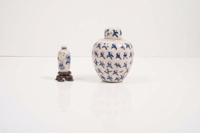 null Ensemble d’un vase couvert et d’une tabatière en porcelaine bleu blanc



Chine...