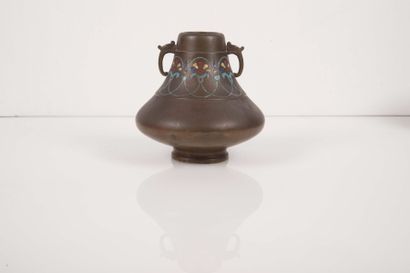 null Vase à décor d’émaux champlevés



Japon, XIXe siècle



Deux anses en forme...