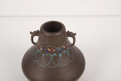 null Vase à décor d’émaux champlevés



Japon, XIXe siècle



Deux anses en forme...