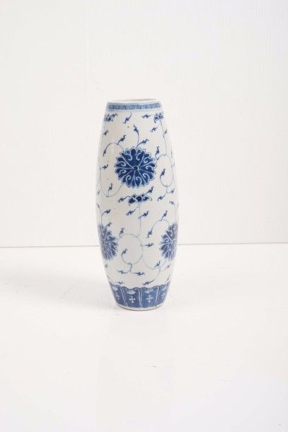 null Vase en porcelaine bleu blanc à décor de rinceaux et fleurs de lotus



Chine,...