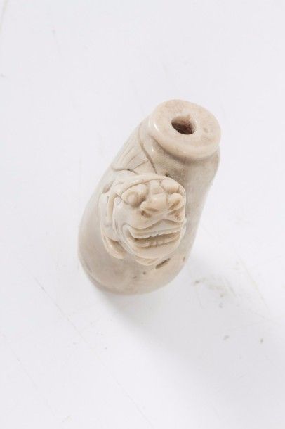 null Fourneau de pipe en porcelaine blanche?

Chine, Dehua, XVIIème siècle?

H :...