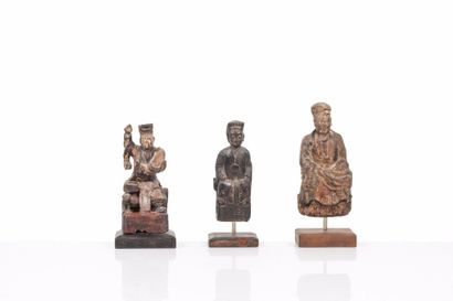 null Ensemble de trois personnages en bois?

Chine, XVII au XIXème siècle?

H : 20,...