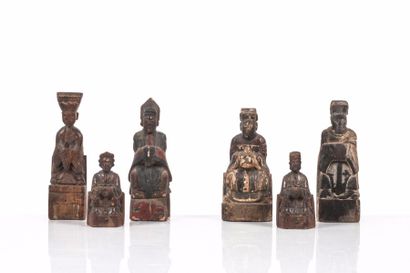 null Ensemble de six personnages en bois?

Chine, XVII au XIXème siècle?

H : 12...