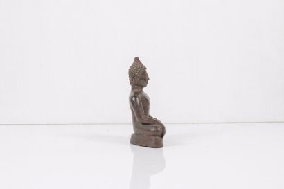 null Bouddha en bronze

Thaïlande, XVIIème siècle

H : 23 cm.

