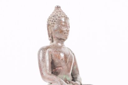 null Bouddha en bronze

Thaïlande, XVIIème siècle

H : 23 cm.

