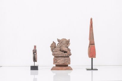 null 

Ensemble de trois sculptures en bois?

Thailande et chine?

Poulie : 12,5...