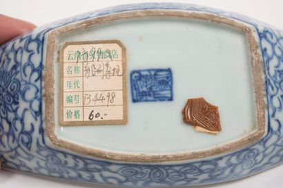 null Coupelle en porcelaine bleu blanc en forme de lingot



Chine, XXème s. ?



Marque...