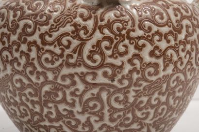 null Petite jarre en céramique à cinq anses et décor en relief de rinceaux stylisés...