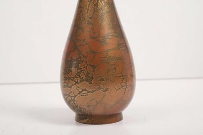 null Vase piriforme en bronze avec une patine mordorée à effet marbré



Japon, XXe...