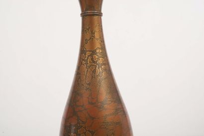 null Vase piriforme en bronze avec une patine mordorée à effet marbré



Japon, XXe...