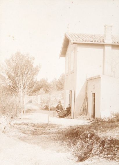 ANONYME Portrait présumé de Paul Cézanne et de sa femme, devant la maison quartier...