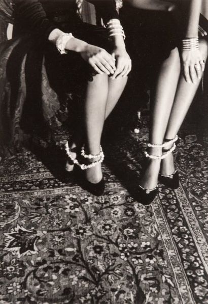 IRINA IONESCO Femmes du monde au Caire, 1986. Tirage argentique d'époque. Signé,...