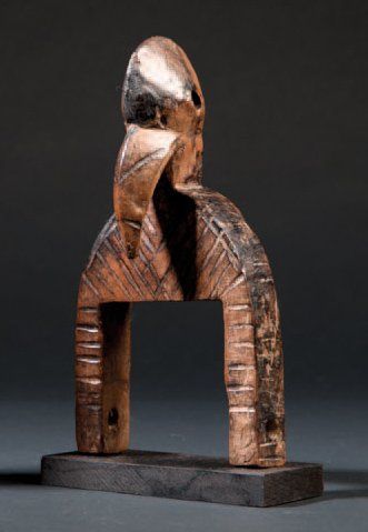 Baoulé (Côte d'Ivoire) Poulie de métier à tisser figurant une tête stylisée de calao....
