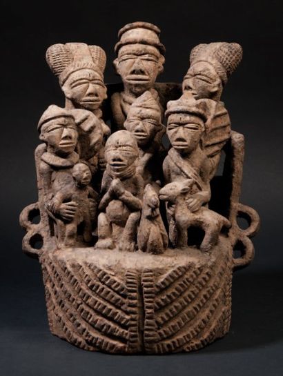 Igbo (Nigéria) Important autel familial en terre cuite à huit personnages. H. : 29...