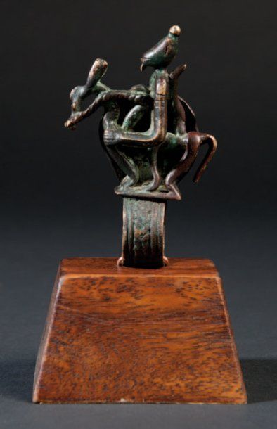 Dogon (Mali) Bague représentant un cavalier monté sur un cheval harnaché. Alliage...