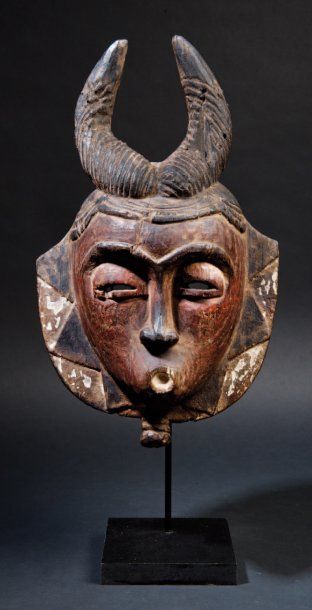 Baoulé (Côte d'Ivoire) Masque à cornes. Bois et pigments. H. : 31 cm