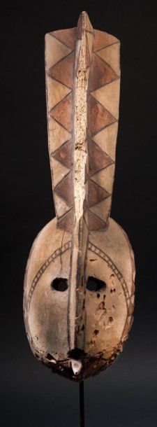 Mossi (Burkina Faso) Masque en bois léger, pigments, traces de xylophages. H. : 53...