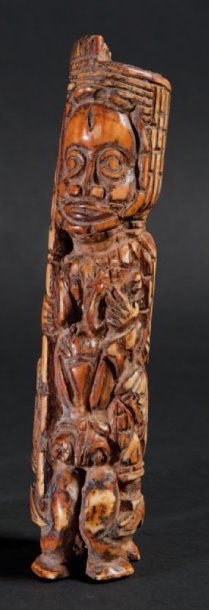 Yoruba (Nigéria) Personnage en ivoire à patine miel. H. : 21 cm