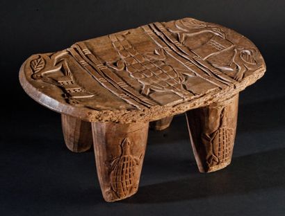 Baoulé (Côte d'Ivoire) Tabouret en bois clair à décor de motifs stylisés. 19 x 38...