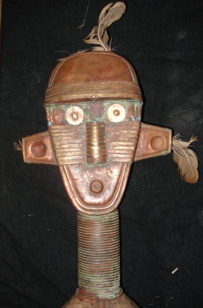 Tsogo (Burkina Faso) Figure de reliquaire (pied rapporté). H. : 49 cm
