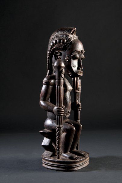 Baoulé (Côte d'Ivoire) Statuette d'ancêtre assis tenant deux sceptres d'autorité....