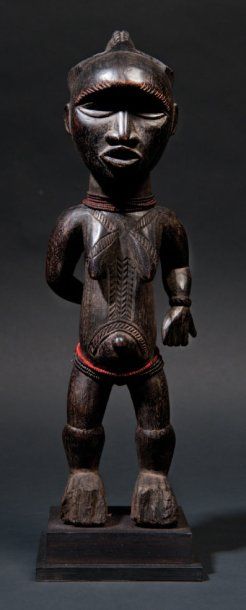 Punu (Gabon) Statuette funéraire. Personnage debout portant son bras droit vers le...