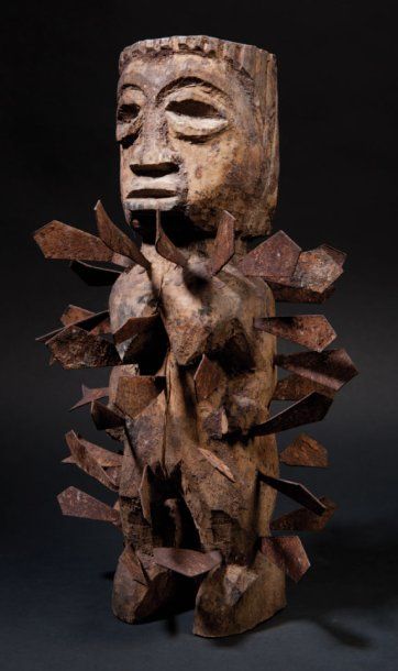 Ewé (Togo) Statuette fétiche à lames. H. : 34,5 cm