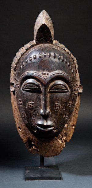Baoulé (Côte d'Ivoire) Exceptionnel et important masque Mblo. Bois à patine brun...