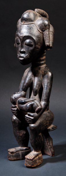 Baoulé (Côte d'Ivoire) Importante maternité. Bois à patine brun noir brillante. H....