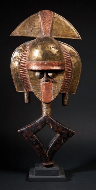Kota (Gabon) Figure de reliquaire. Bois, laiton et cuivre. H. : 53 cm