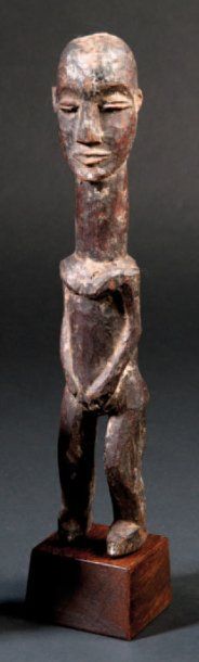 Lobi (Burkina Faso) Statuette en bois à patine brun foncé et traces sacrificielles....