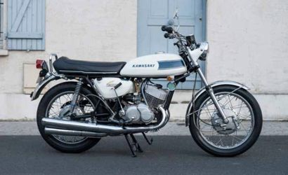KAWASAKI 500 H1A, 1971 La Kawasaki 500 H1 Mach III, présentée en 1969, est un mythe…...