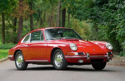 PORSCHE 912, 1965 Lorsque Porsche dévoile la 911 avec un six cylindres à plat, au...