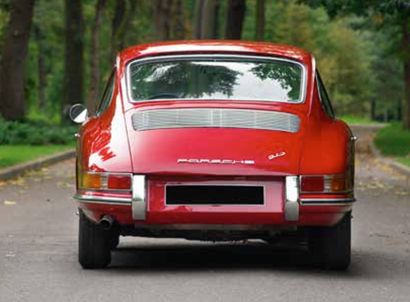 PORSCHE 912, 1965 Lorsque Porsche dévoile la 911 avec un six cylindres à plat, au...