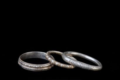 null Ensemble de trois bracelets, Chine

Argent (alliage local)

D. 7 cm à 8,3 cm



A...